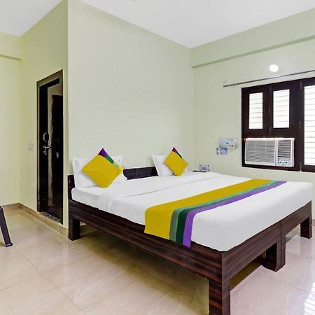 Hotel Pragati Palace Mathura Exterior photo