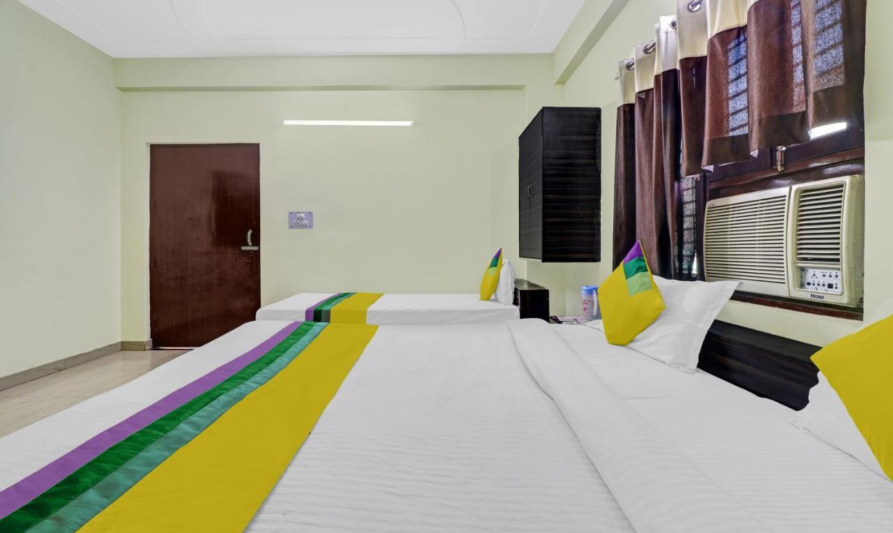 Hotel Pragati Palace Mathura Exterior photo