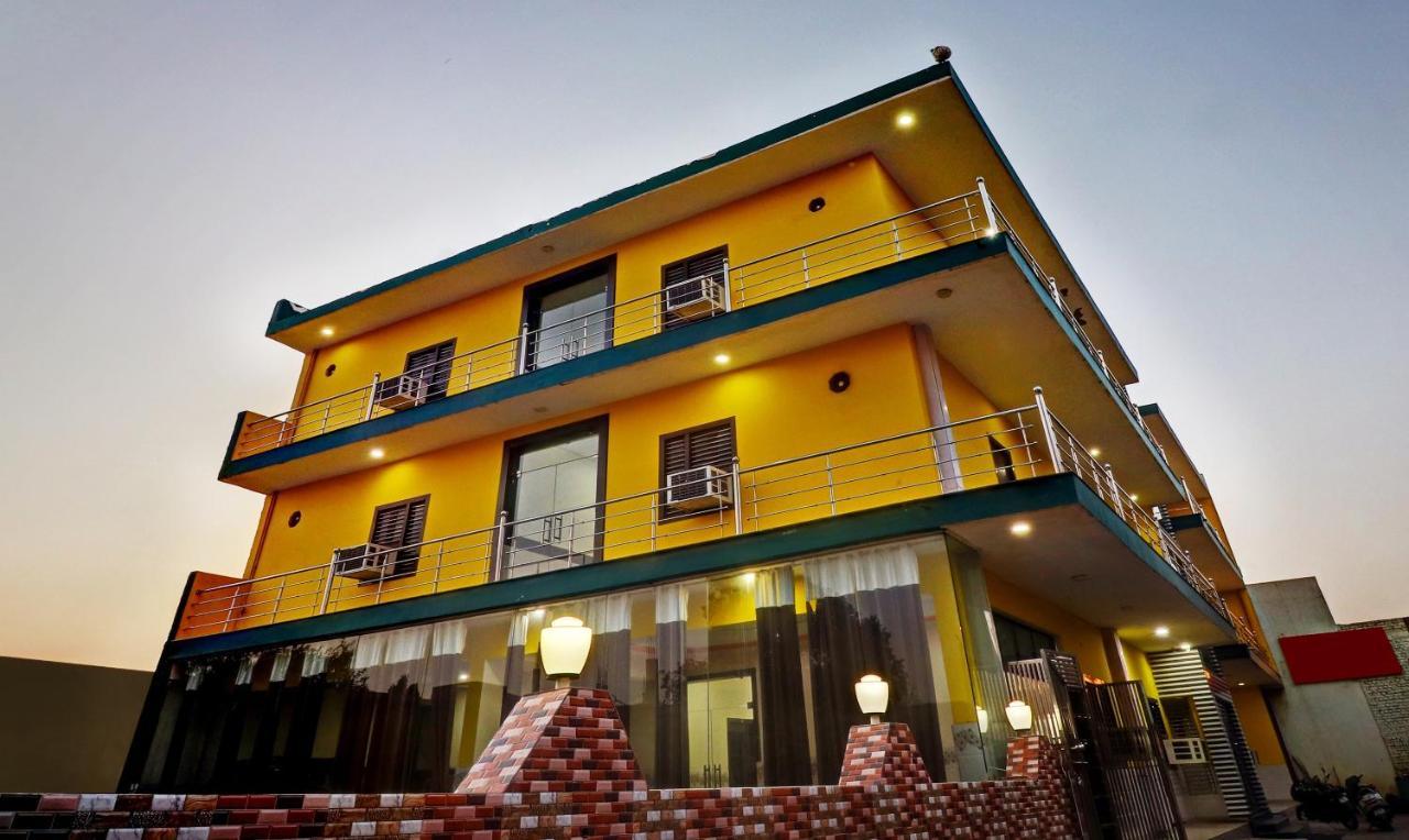 Hotel Pragati Palace Mathura Exterior photo