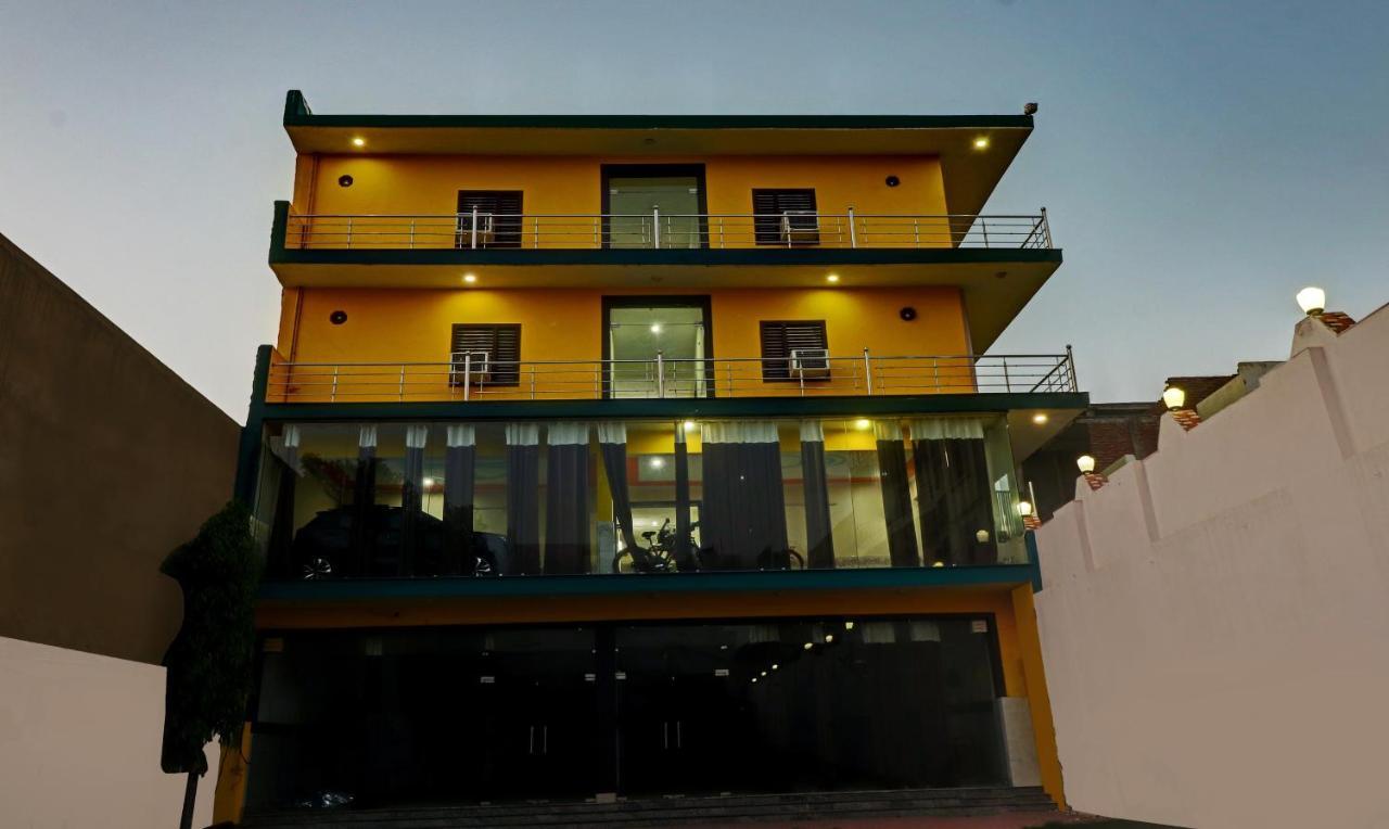 Hotel Pragati Palace Mathura Exterior photo