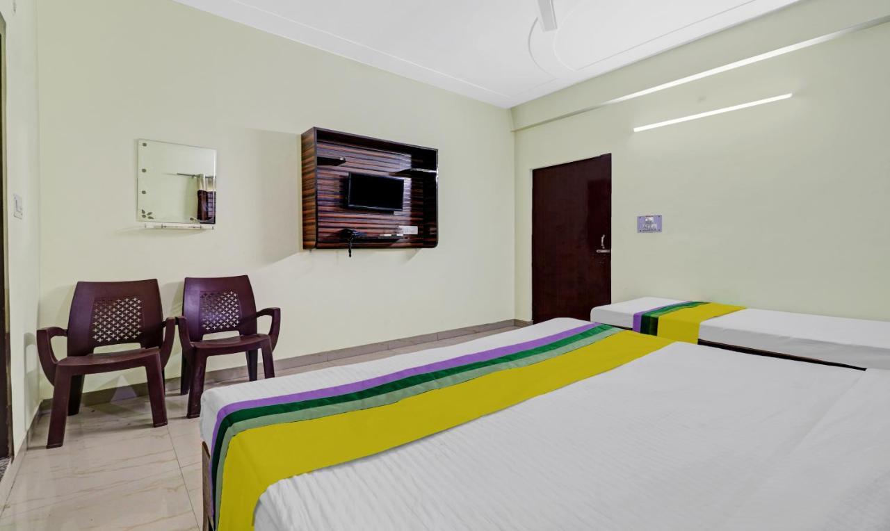 Hotel Pragati Palace Mathura Exterior photo