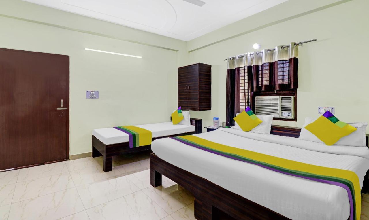 Hotel Pragati Palace Mathura Exterior photo